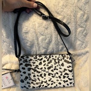 NWT JEN & CO VEGAN LEATHER CROSSBODY WRISTLET BLACK WHITE AND GRAY